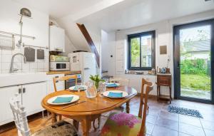 Maisons de vacances 2 Bedroom Amazing Home In Bayel : photos des chambres