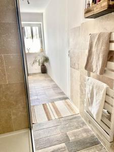 Villas Maison avec jardin et 3 petits chats , proche du Chateau Lacoste : photos des chambres