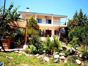 The White Rabbit Guesthouse Eco-Lodge Group Apartment - Ormília