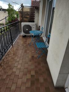 Appartements Gasperi : Chambre Triple avec Balcon