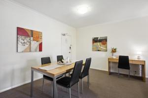 Urban Serenity 2 Bedroom Apt with Stunning Views