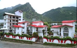 De Vivendi Resorts, Manali with 35000 Sqft Open Lawn
