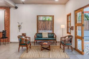 SaffronStays Atmos - 3BR rustic pool villa with projector screen, table tennis, carrom & cozy family spaces in Nagaon