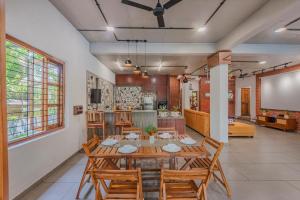 SaffronStays Atmos - 3BR rustic pool villa with projector screen, table tennis, carrom & cozy family spaces in Nagaon