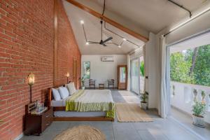 SaffronStays Atmos - 3BR rustic pool villa with projector screen, table tennis, carrom & cozy family spaces in Nagaon