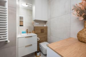 Grzybowska City View Apartments by BookingHost