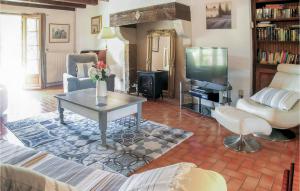 Maisons de vacances Awesome Home In Souvigne : photos des chambres