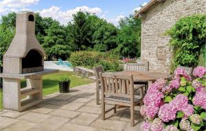 Maisons de vacances Awesome Home In Souvigne : photos des chambres