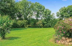 Maisons de vacances Awesome Home In Souvigne : photos des chambres