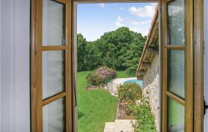 Maisons de vacances Awesome Home In Souvigne : photos des chambres