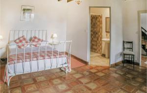 Maisons de vacances Awesome Home In Souvigne : photos des chambres