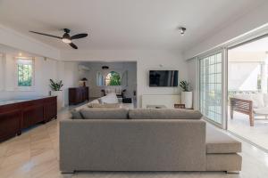 Lagonisi Luxury Escape