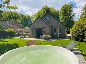 6pers Boshuis -Hottub Jacuzzi- 'De Groene Specht' - Hernen