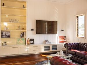 6KM to CBD Convenient 5BR Queenslander Coorparoo