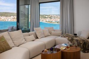 Luxury Villa Glass with Pool