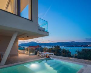 Luxury Villa Glass with Pool 