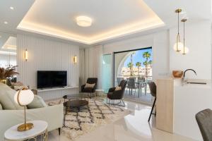 PLATINUM EXCELLENT PENTHOUSE x