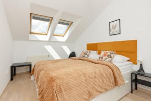 Family Apartment in Warsaw with 3 Bedrooms & AC near Metro Stokłosy by Noclegi Renters