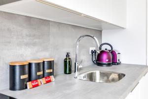 Two Bed Apartment - 20 minutes trainKing Cross London - Perfect for families & contractors close to Royal Vet College & M25 Free Parking