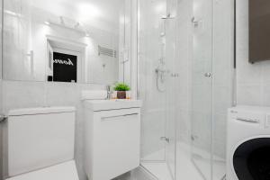 Beautiful & Modern Apartment near the City Center by Noclegi Renters