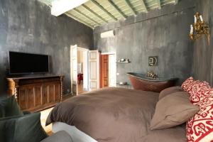 Farnese Designer Loft by Romeloft