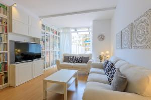 ApartEasy - Private terrace, 3 bedrooms, Eixample