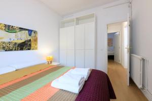 ApartEasy - Private terrace, 3 bedrooms, Eixample