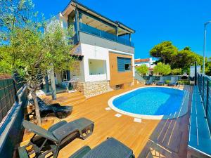 NIKO - big apartment with stunning sea view and pool 