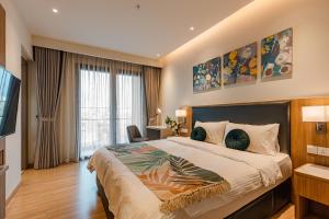 Luxury 2 or 3BR Apartment in Dist 1, Pool and airport pickup