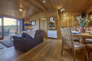 Buzzard Lodge with Hot-tub