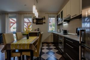 Six Corners - Sunny Corner