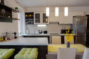 Six Corners - Sunny Corner