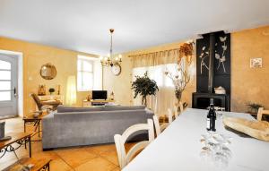 Maisons de vacances Cozy Home In Saint-Jean-Du-Bruel : photos des chambres