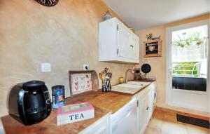 Maisons de vacances Cozy Home In Saint-Jean-Du-Bruel : photos des chambres