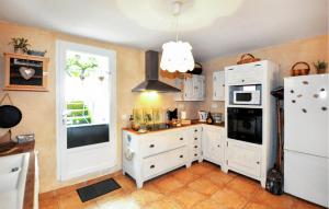 Maisons de vacances Cozy Home In Saint-Jean-Du-Bruel : photos des chambres