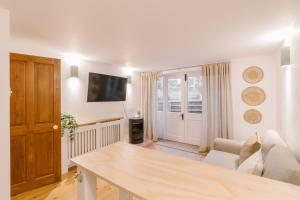 Unique cottage with outdoor bath, dog-friendly stay