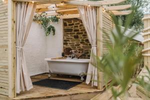Unique cottage with outdoor bath, dog-friendly stay