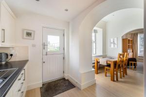 1 Borrans Park House