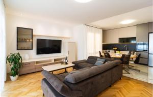 3 Bedroom Cozy Apartment In Krilo Jesenice 