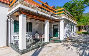 Lovely Home In Gornji Lopci With Wifi