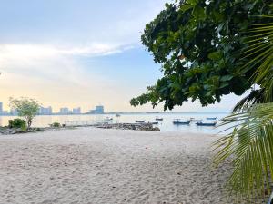 Lili Stay by the beach