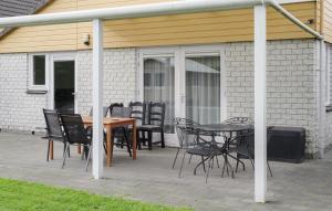 Beautiful Home In Wemeldinge With Wifi