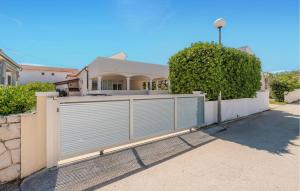 Cozy Apartment In Vir With Wifi