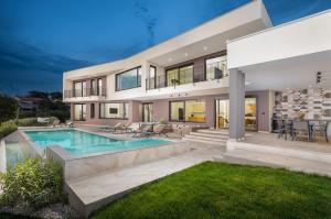 Villa Lumi - with private pool, sauna, outdoor jacuzzi, fitness room, table tennis