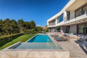 Villa Lumi - with private pool, sauna, outdoor jacuzzi, fitness room, table tennis