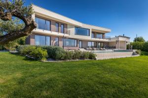 Villa Lumi - with private pool, sauna, outdoor jacuzzi, fitness room, table tennis