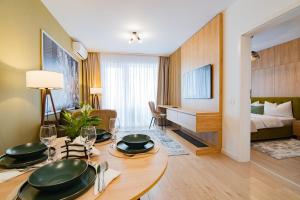 Denis Premium Suite - Private Parking - EV Station - Netflix - Self Check-in