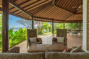 Gorgeous beachfront villa Lovina