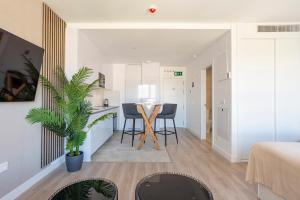 Skyline Rooftop Pool & Coworking by ELE Apartments