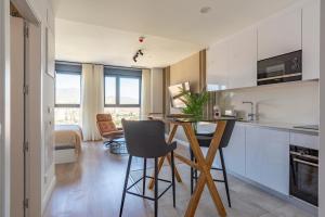 Skyline Rooftop Pool & Coworking by ELE Apartments